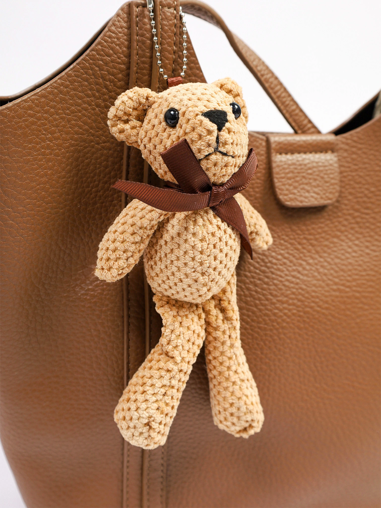 Сумка-тоут с плоскими ручками с брелком-медвежонок в ассортименте